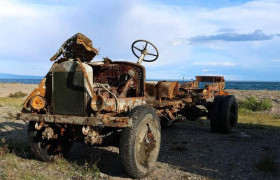 ХӨВСГӨЛ НУУРТ ЖИВСЭН ЯГ-6 ЗАГВАРЫН 5 ТОННЫ ДААЦТАЙ АЧААНЫ АВТОМАШИНЫГ 50 МЕТРИЙН ГҮНЭЭС ГАРГАВ