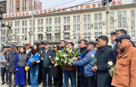 С.Зориг агсны хөшөөний өмнө эрх чөлөөний үнэ цэнэ, үзэл санааны талаар нөхөдтэйгөө хуучиллаа