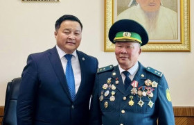 УИХ-ЫН ГИШҮҮН Р.СЭДДОРЖ АХМАД ХИЛЧДЭЭ ТӨРИЙН ОРДОНД ХҮЛЭЭН АВЧ УУЛЗЛАА