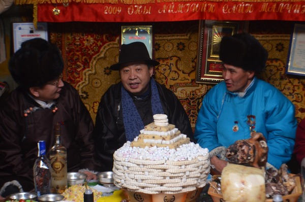 Сайн малчинд шагналыг нь гардууллаа