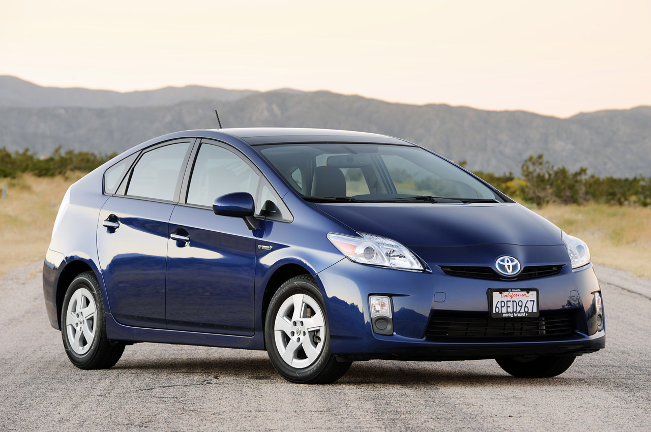 Toyota компани 625 000 Prius машинаа зах зээлээс татаж эхлэв