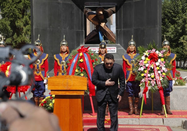 Улс төрийн хэлмэгдэгсэд болон гэр бүл, төрөл төрөгсдөөс нь төрийн нэрийн өмнөөс уучлал хүслээ