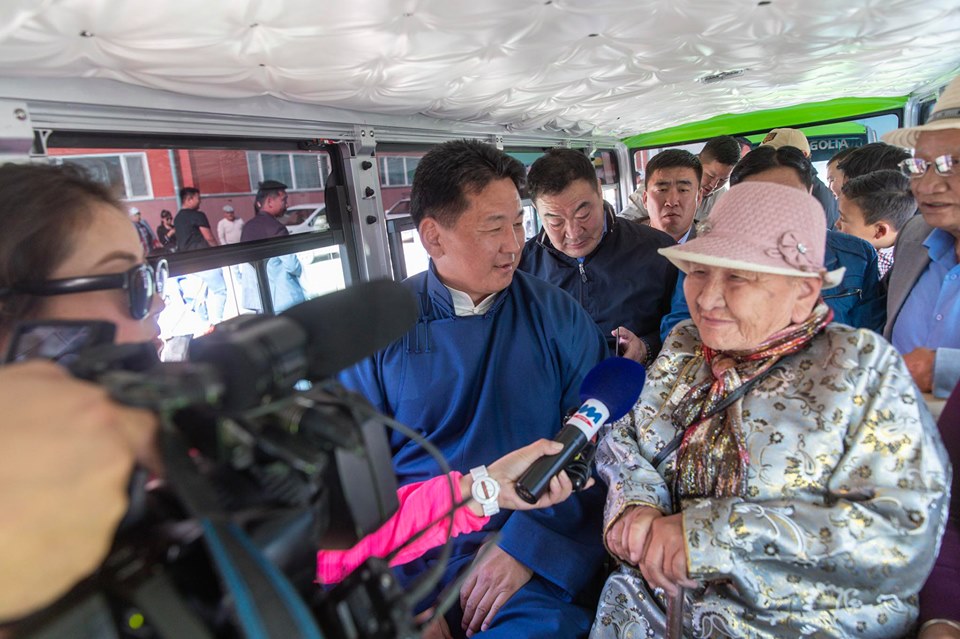 Чингис хаан хотод найман эко автобус нийтийн тээвэрт явж байна