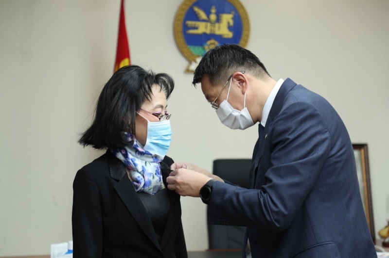 БШУЯ: Монголын эрдэмтдийг дэлхийд төлөөлөгч бүсгүй