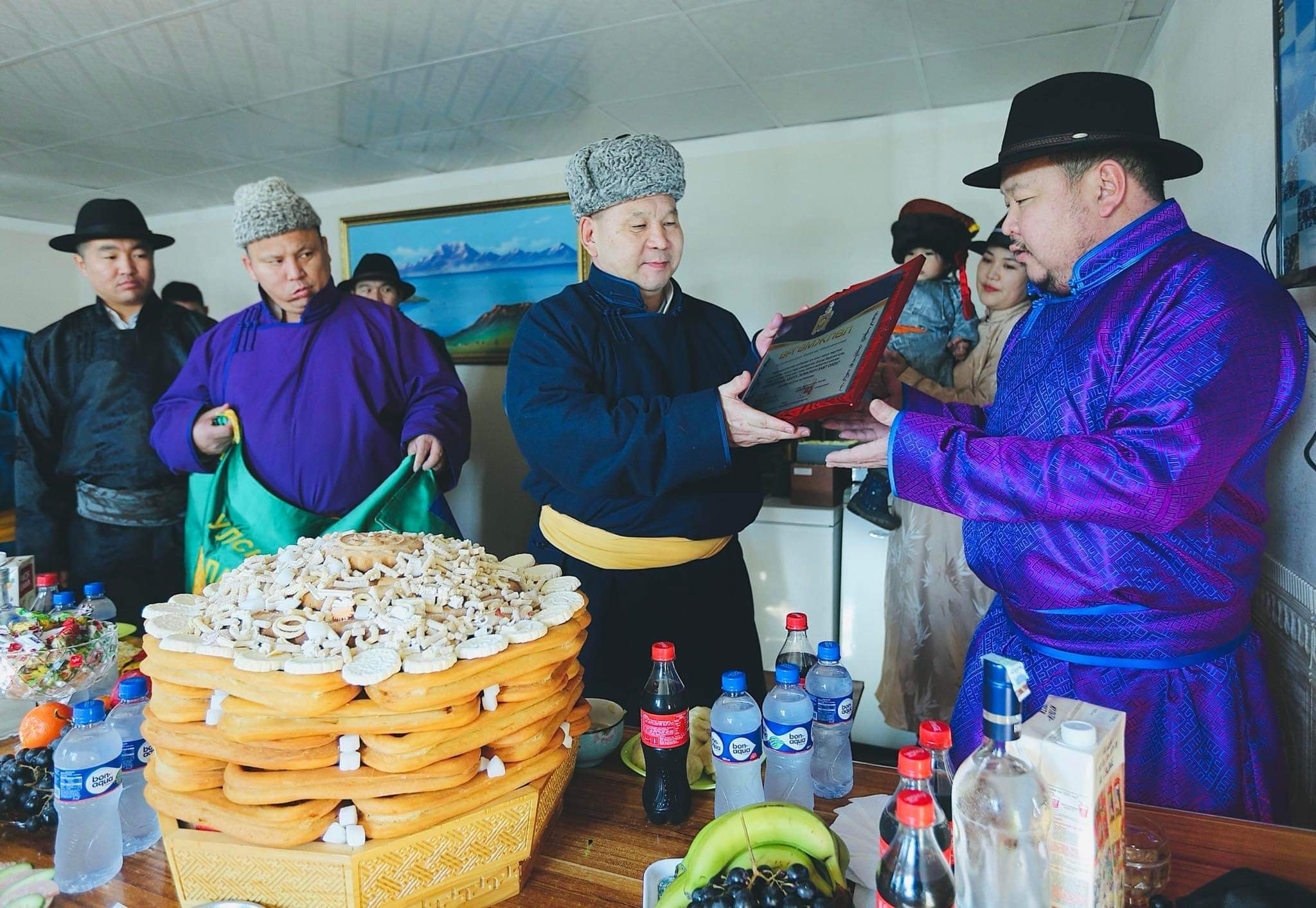 Төв аймгийн Цээл сумын “Цээлийн хур” ХХК- ны хамт олон "Улсын аварга тариаланч хамт олон" шагналаа гардан авлаа