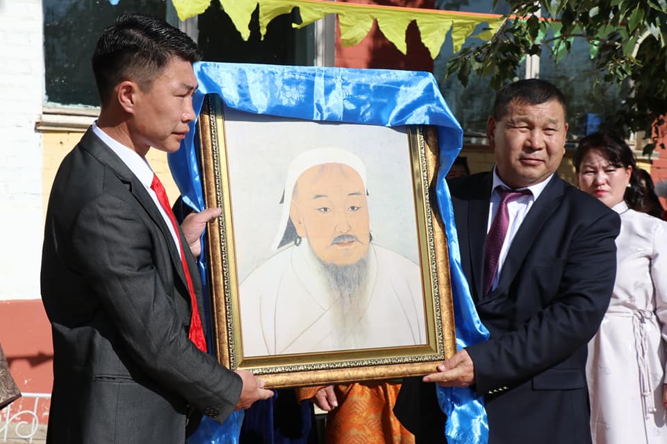 Чингис хааны эш хөргийг сургууль, цэцэрлэгүүдэд хүндэтгэн залав