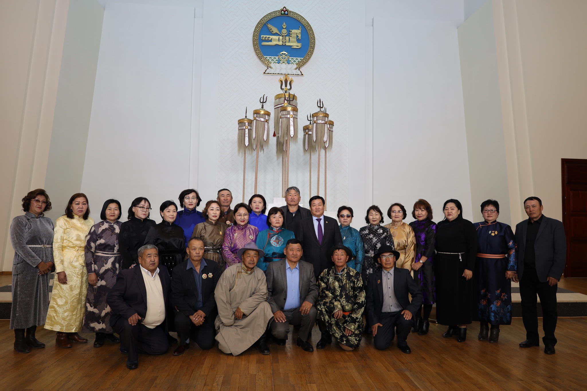 Говь-Алтай аймгийн 1982, 1990 оны төгсөгчдийн төлөөлөл Төрийн ордонд зочиллоо