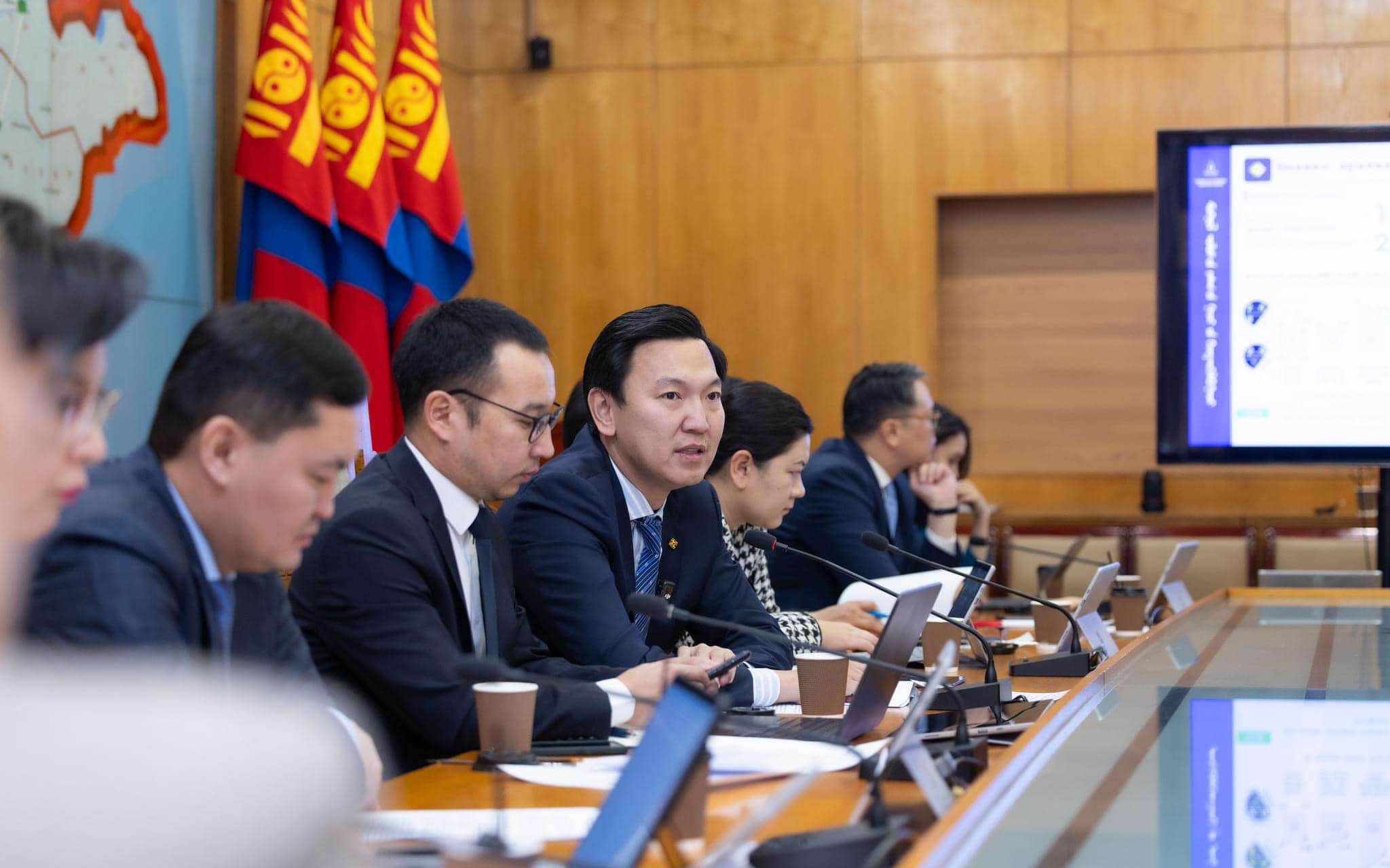 Төрийн албаны бүтээмж нэмэгдүүлэх, төрийн албыг цомхон чадварлаг байлгах боломжийг эрэлхийлж байна