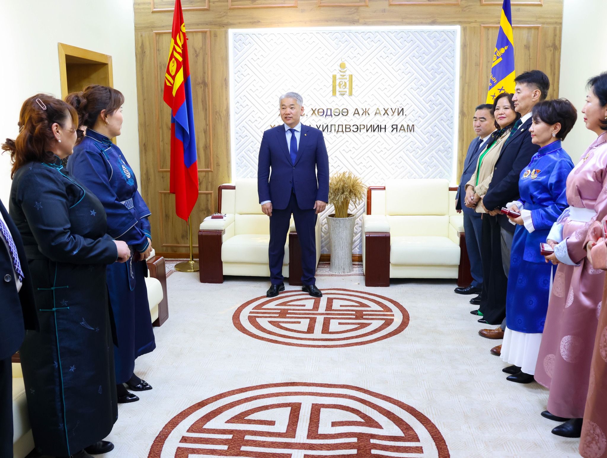 Хөдөө аж ахуйн салбарын шилдгүүд Төрийн одон медалиар шагнагдлаа